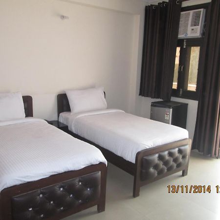 Charanpahari Hotel Nueva Delhi Exterior foto