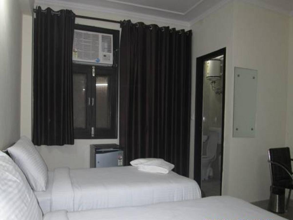 Charanpahari Hotel Nueva Delhi Exterior foto