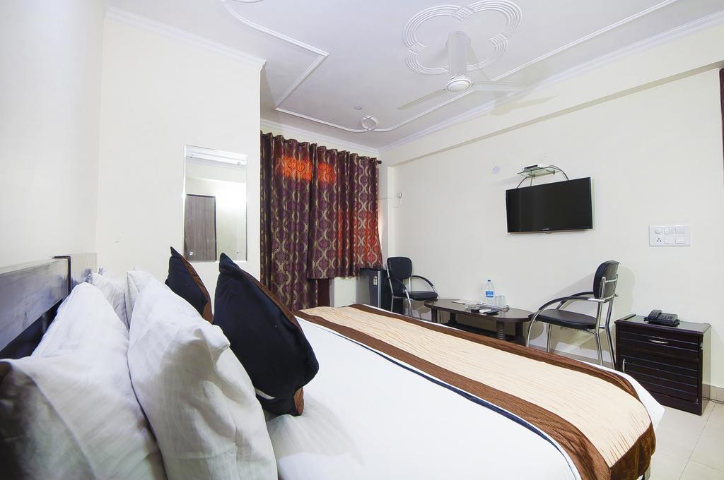 Charanpahari Hotel Nueva Delhi Exterior foto