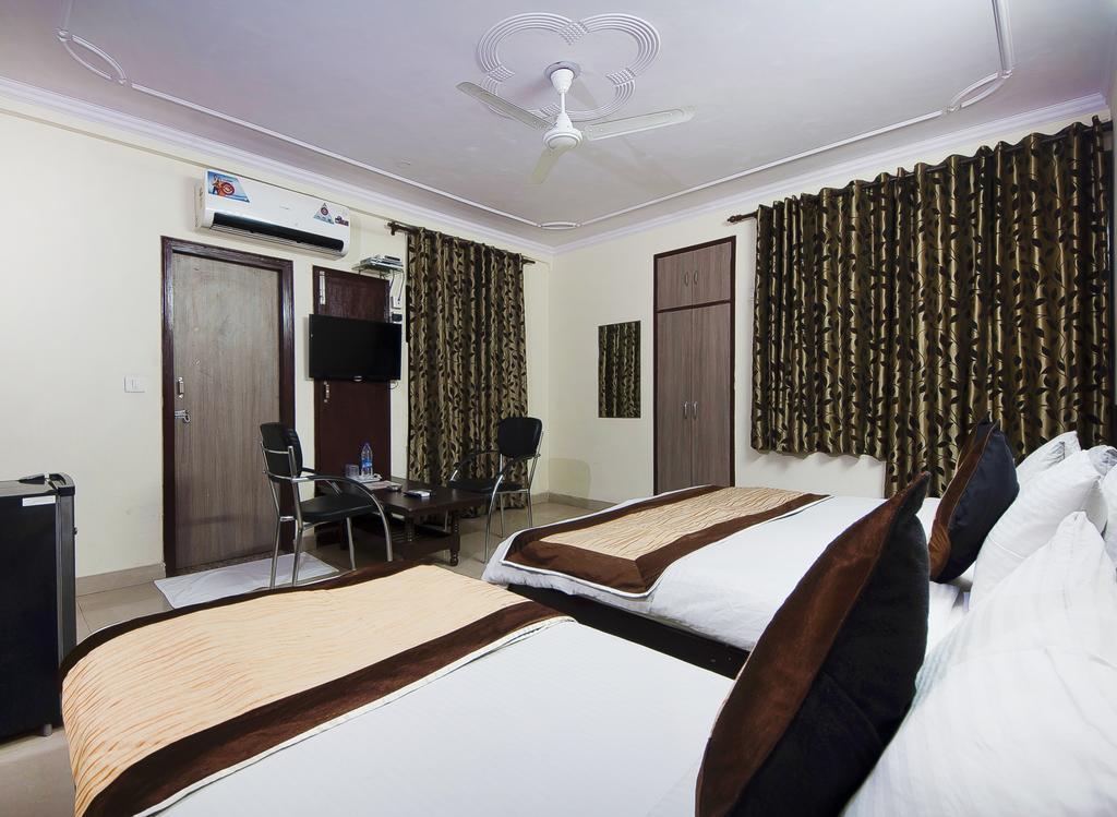 Charanpahari Hotel Nueva Delhi Exterior foto