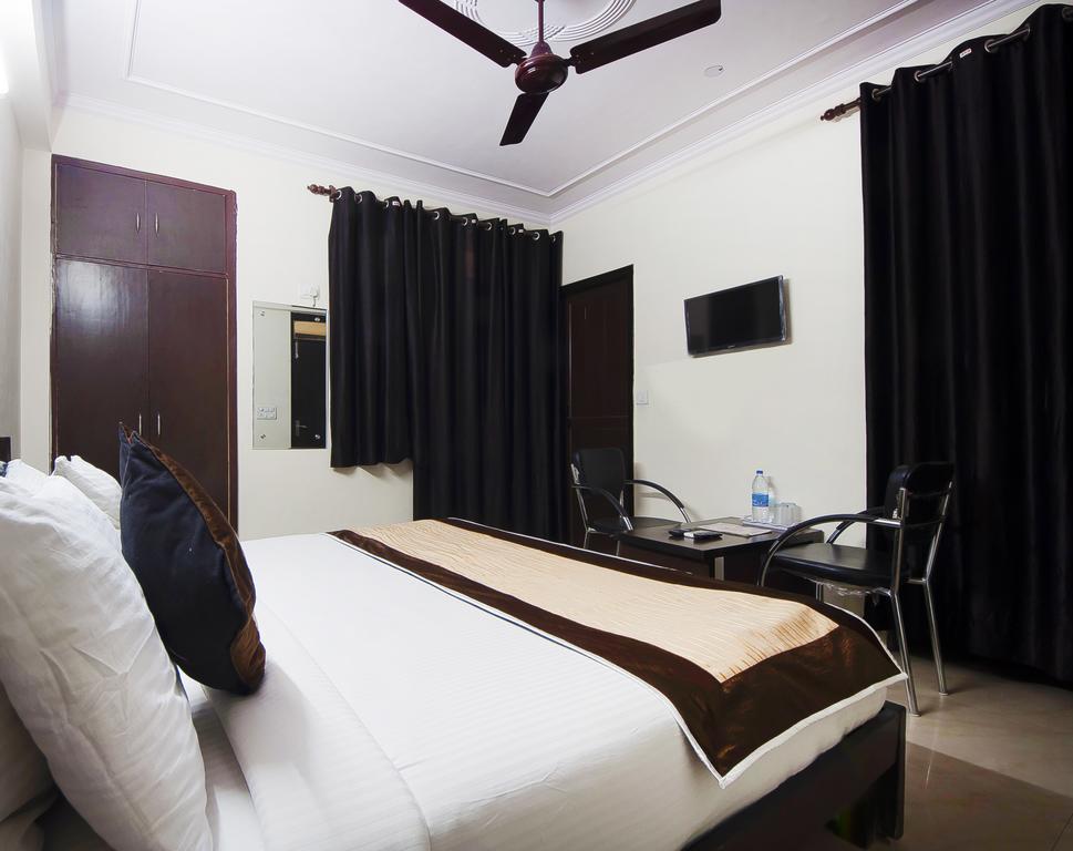 Charanpahari Hotel Nueva Delhi Exterior foto