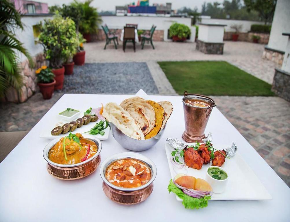 Charanpahari Hotel Nueva Delhi Exterior foto