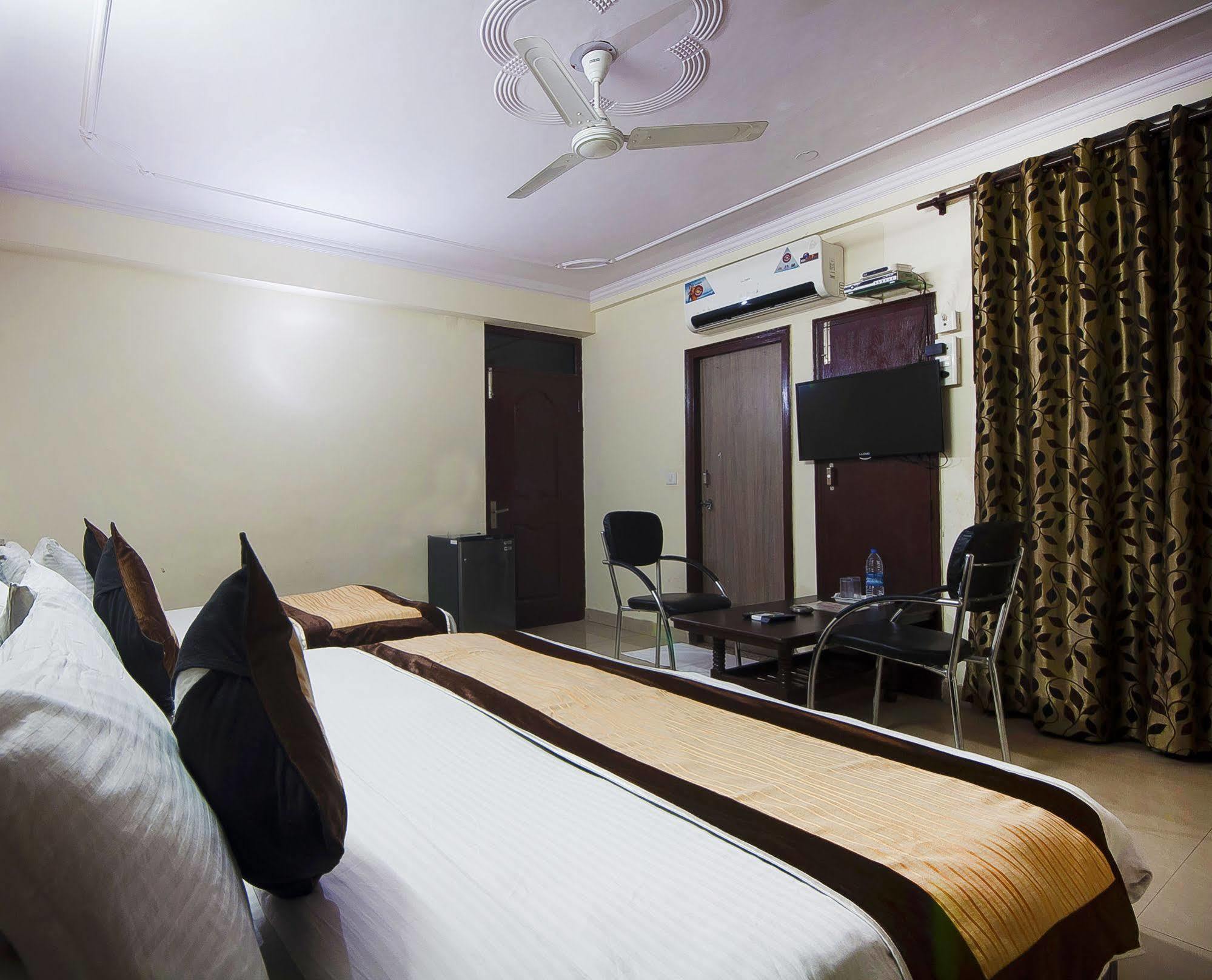 Charanpahari Hotel Nueva Delhi Exterior foto