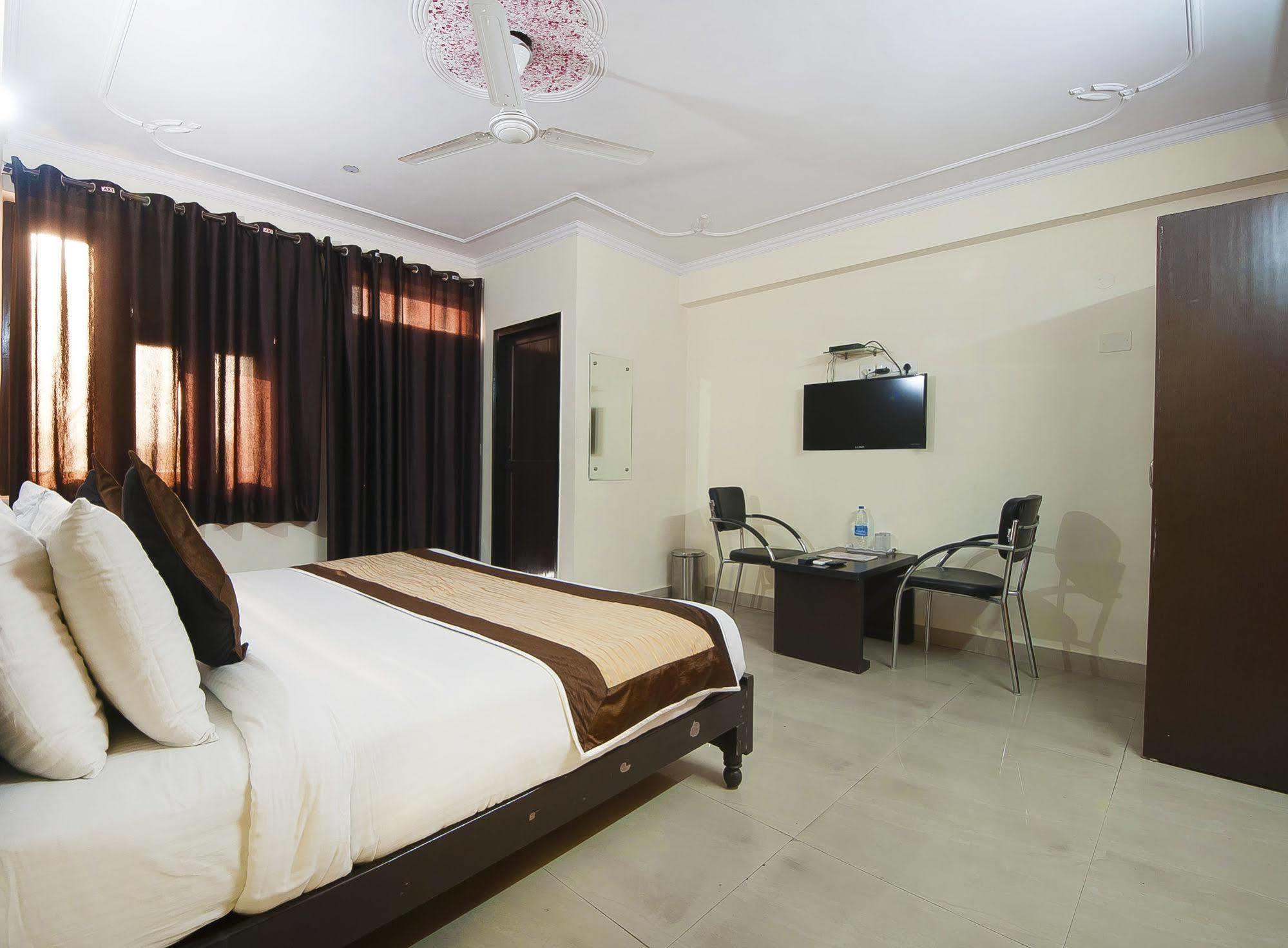 Charanpahari Hotel Nueva Delhi Exterior foto