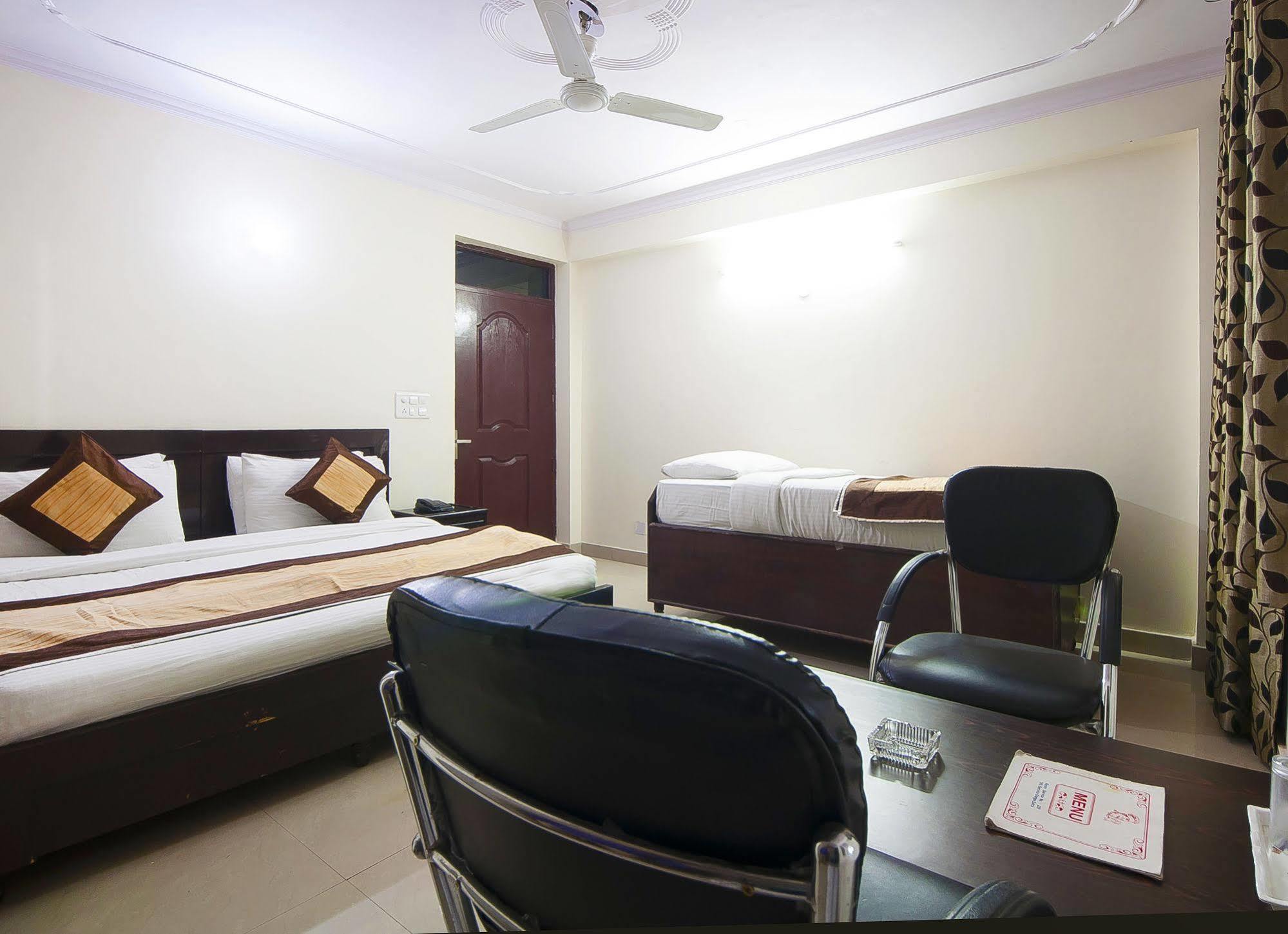 Charanpahari Hotel Nueva Delhi Exterior foto