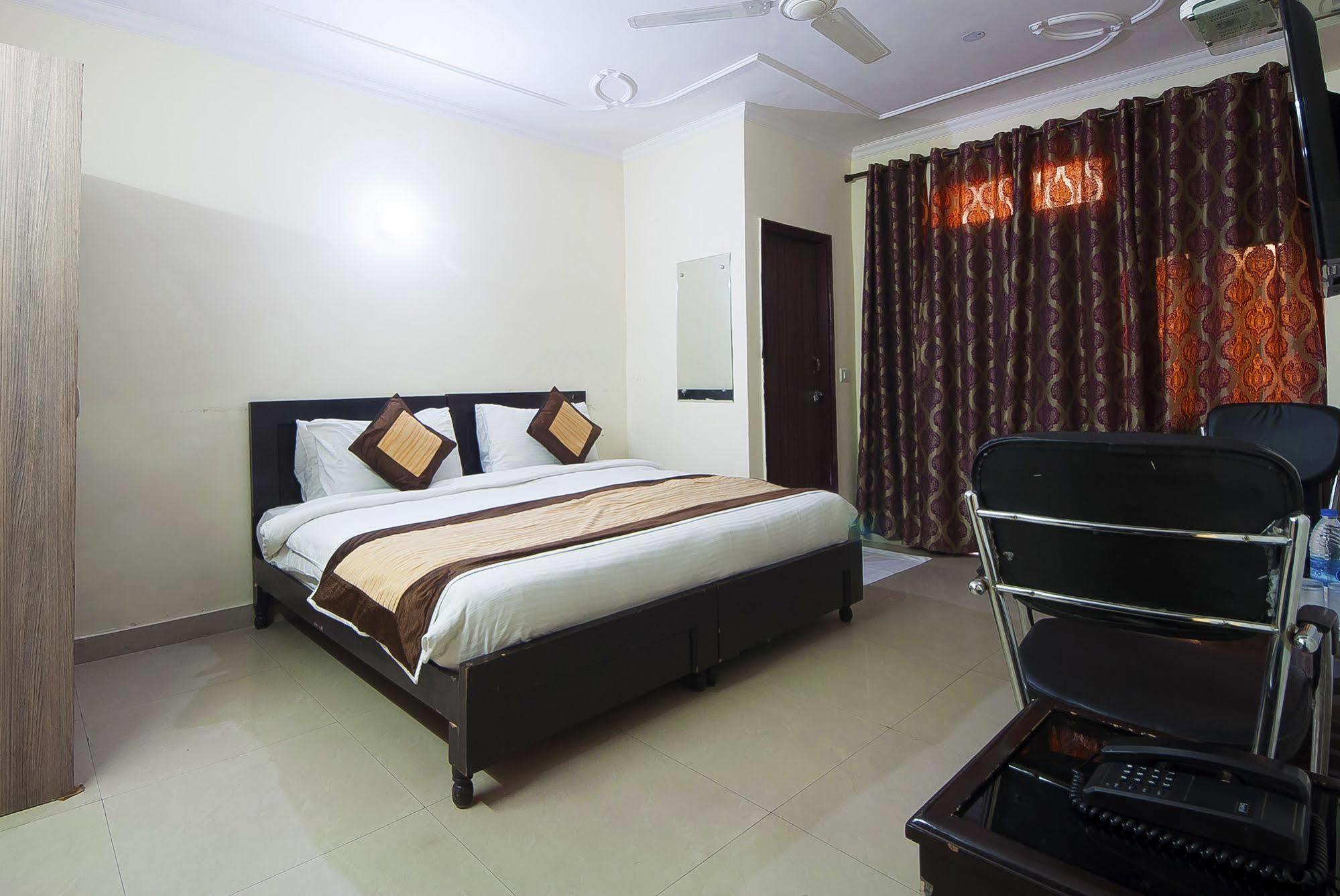 Charanpahari Hotel Nueva Delhi Exterior foto
