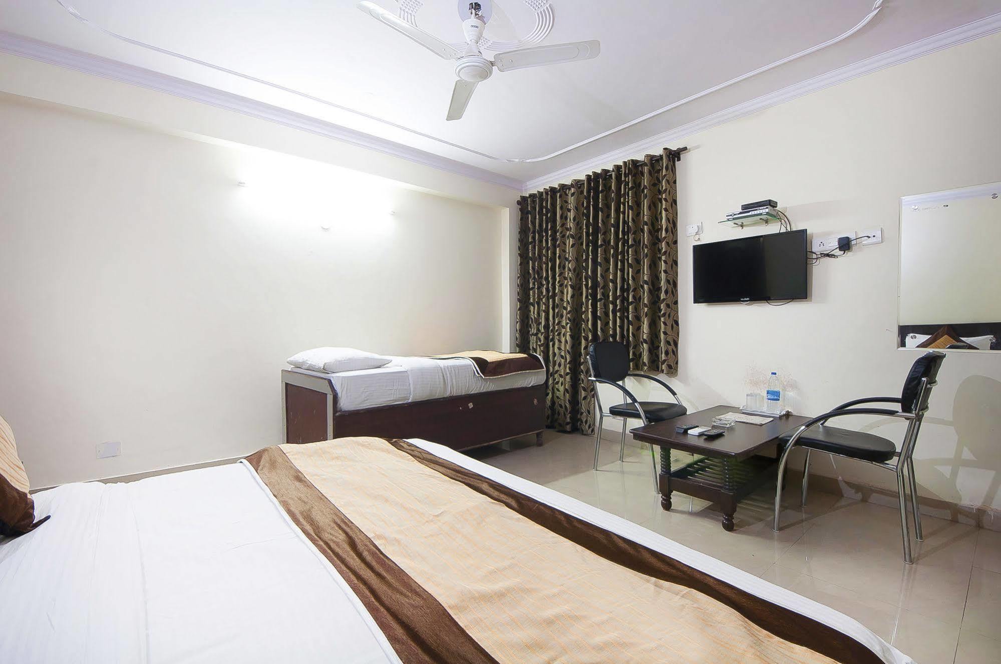 Charanpahari Hotel Nueva Delhi Exterior foto