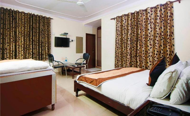 Charanpahari Hotel Nueva Delhi Exterior foto